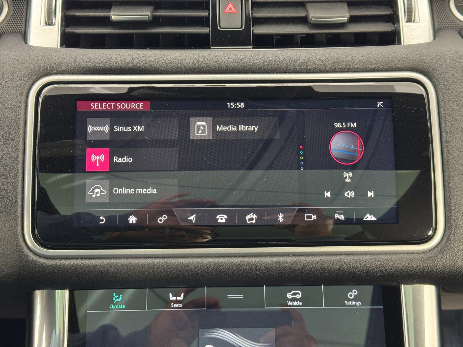 Used 2018 Land Rover Range Rover Sport HSE image 25