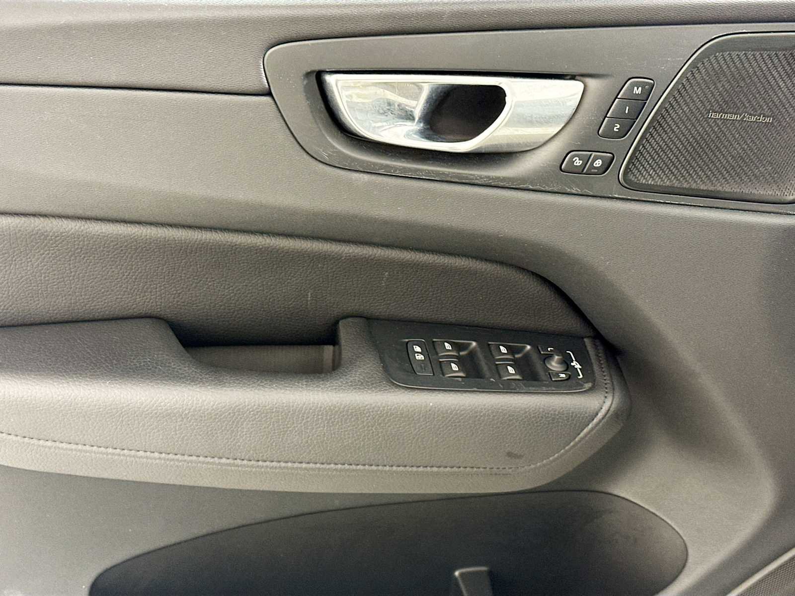 Used 2022 Volvo XC60 B5 Momentum w/ Advanced Package image 17