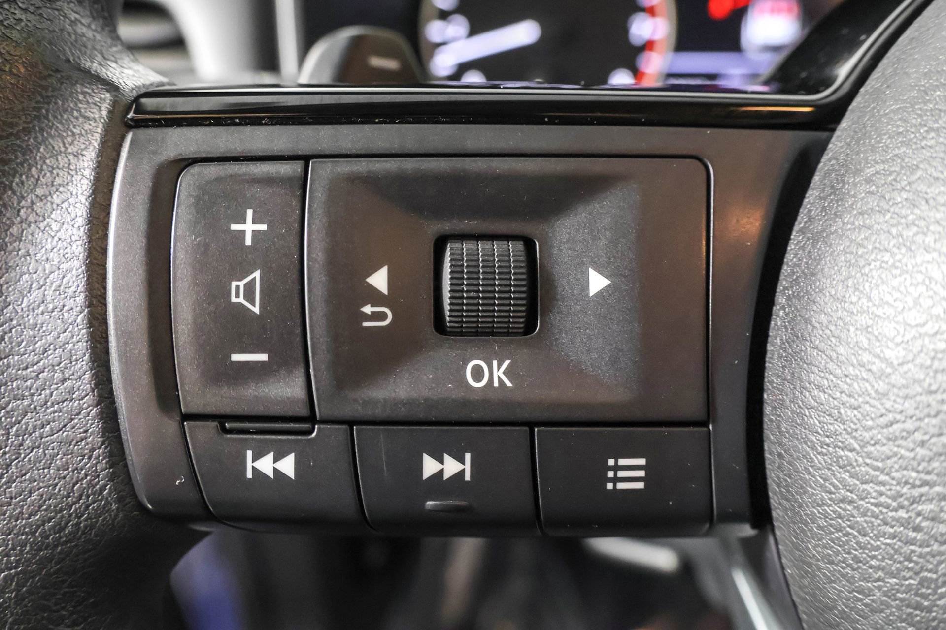 Used 2023 Nissan Rogue SV image 30