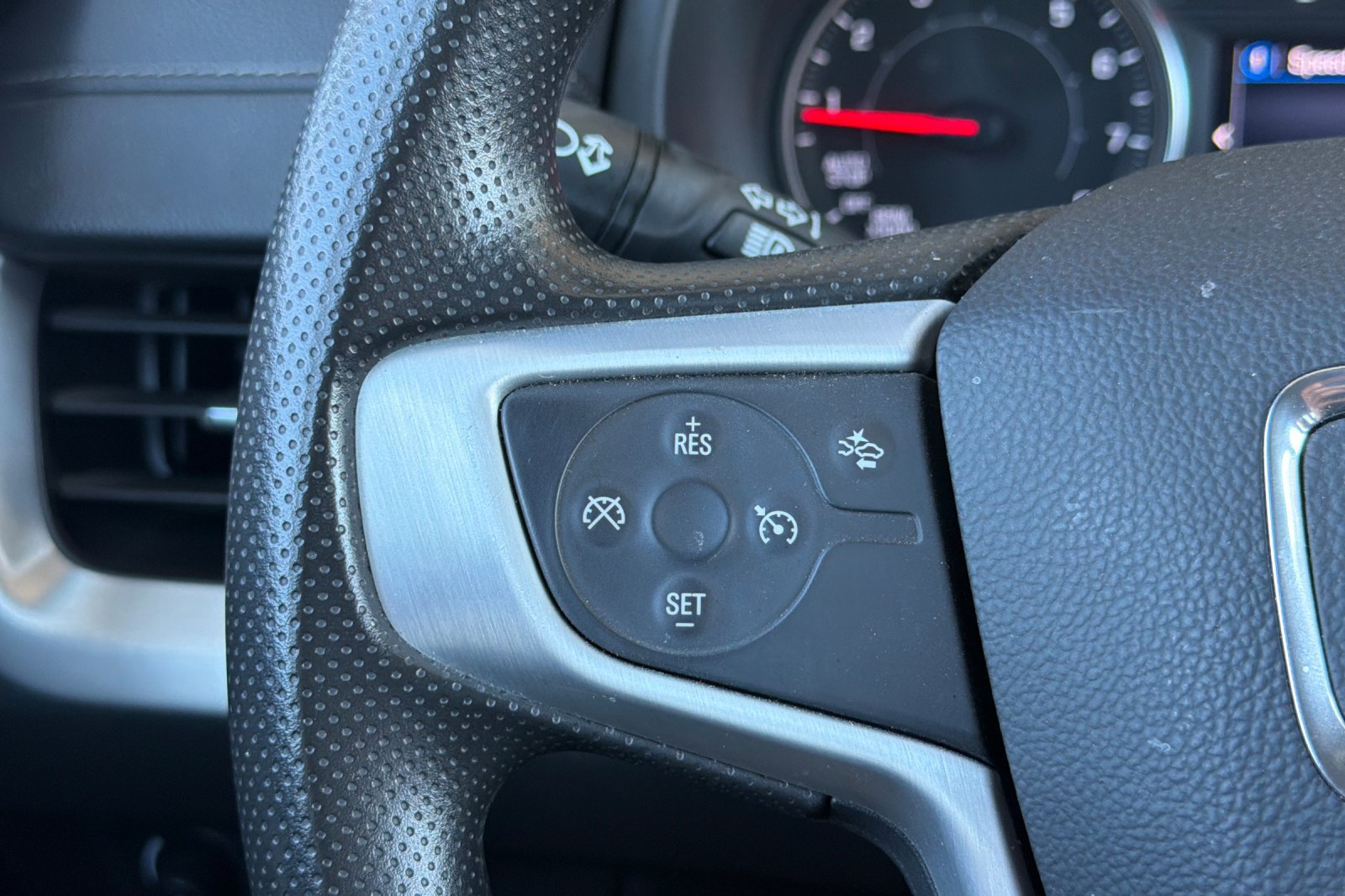 Used 2024 GMC Terrain SLE FWD image 30