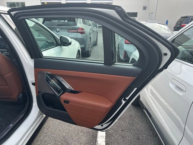 Used 2025 BMW 760i xDrive w/ Executive Package image 18
