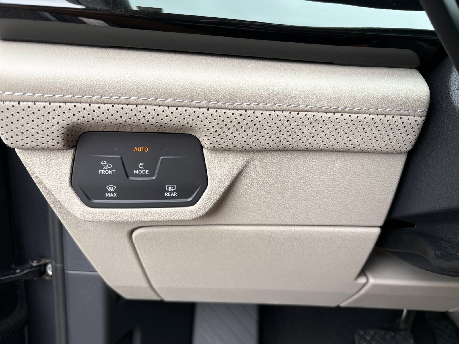 Certified 2025 Volkswagen Atlas SE FWD image 24