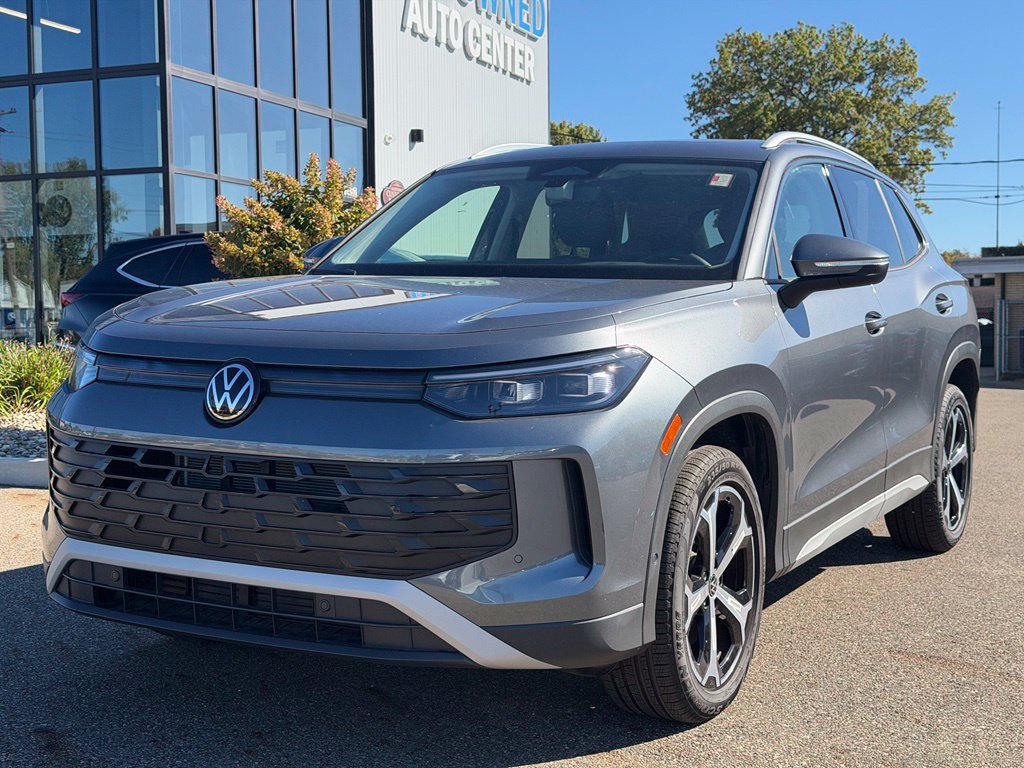 Used 2026 Volkswagen Tiguan SE AWD/4WD image 1