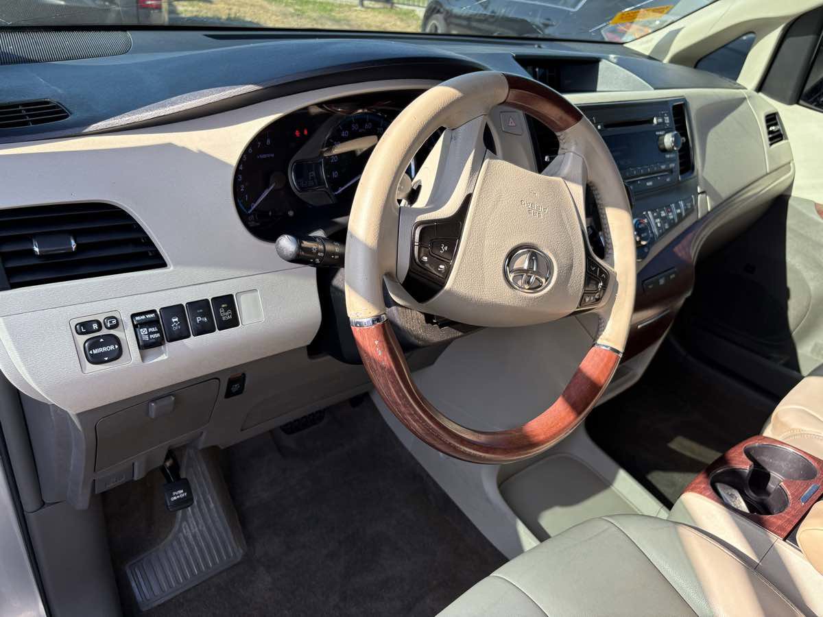 Used 2014 Toyota Sienna Limited FWD image 18