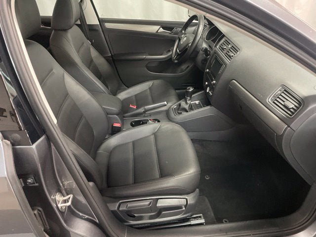 Used 2017 Volkswagen Jetta SE FWD image 4