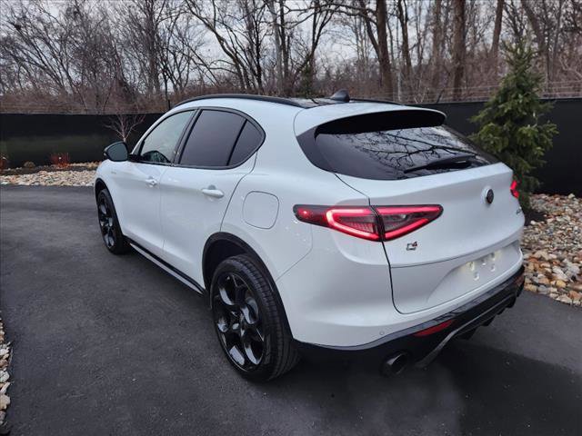 Used 2024 Alfa Romeo Stelvio Veloce image 3