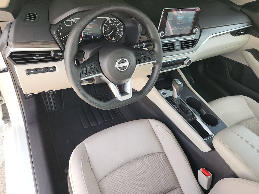Used 2025 Nissan Altima 2.5 SV FWD image 12