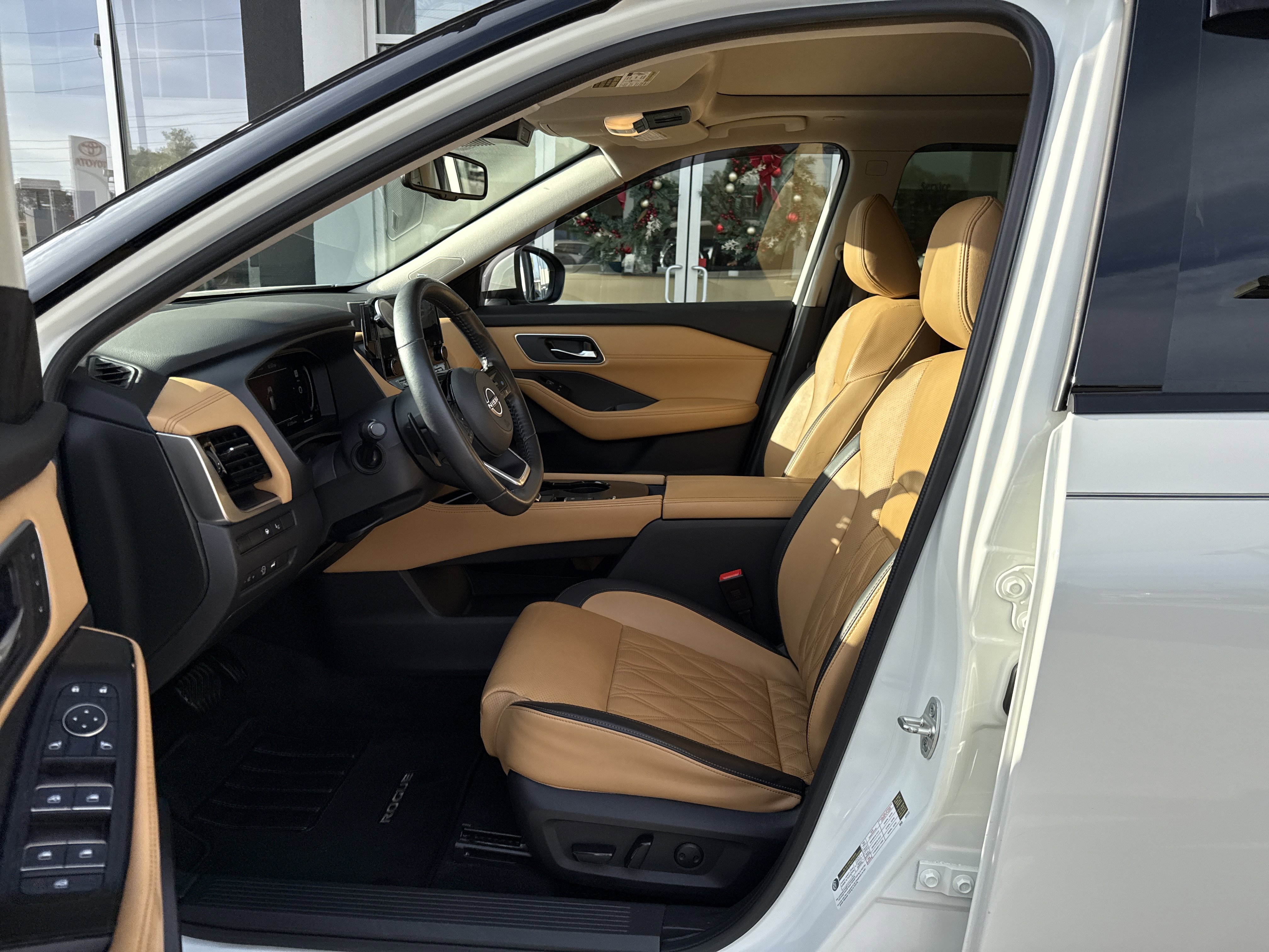 Used 2023 Nissan Rogue Platinum w/ Platinum Premium Package image 10