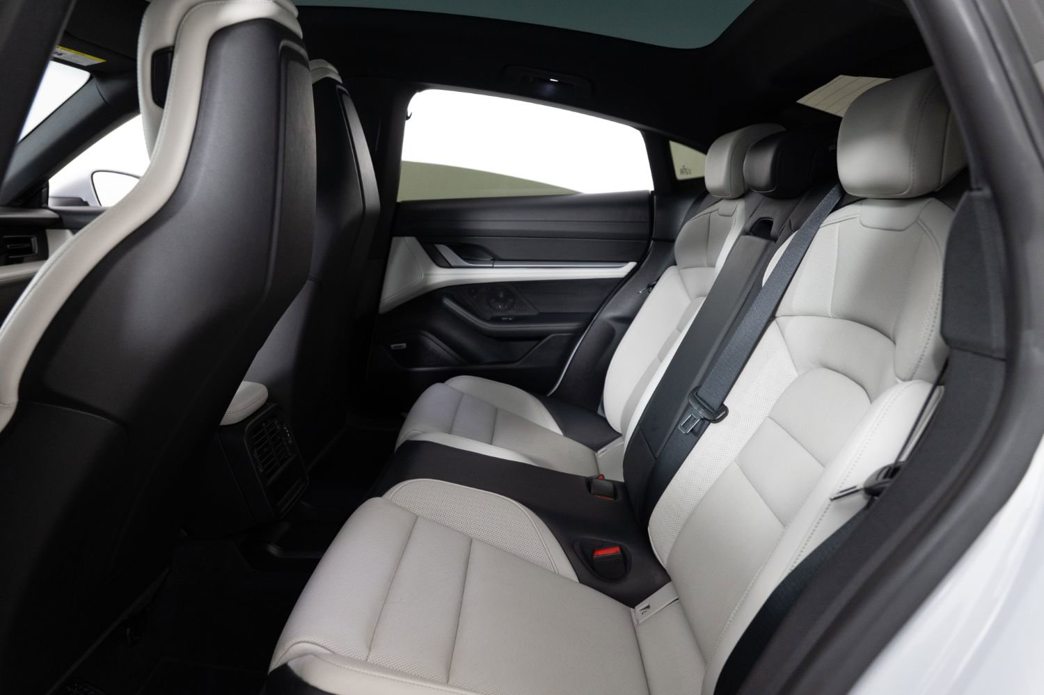 Used 2021 Porsche Taycan 4S w/ Premium Package image 18