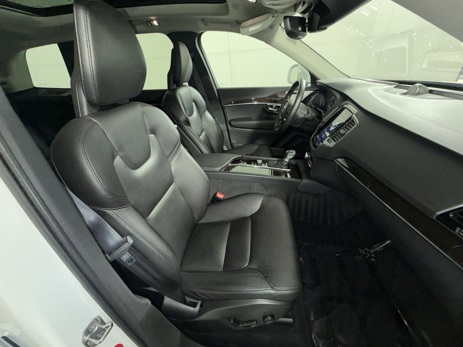 Used 2017 Volvo XC90 T6 Momentum w/ Vision Package image 28