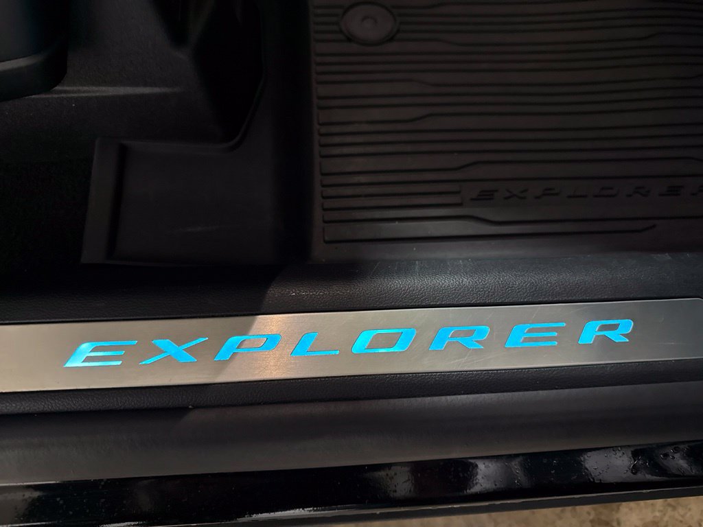 Used 2021 Ford Explorer Platinum w/ Equipment Group 601A AWD/4WD image 16