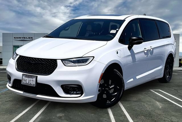Used 2023 Chrysler Pacifica Limited w/ Uconnect Theater Family Group
