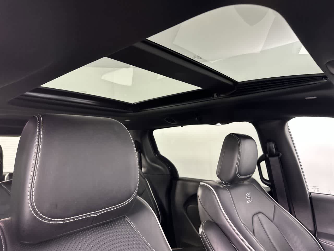 Used 2025 Chrysler Pacifica Limited FWD image 2