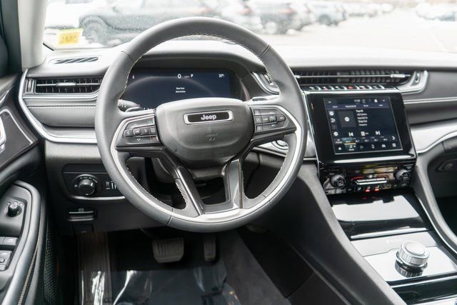 Used 2023 Jeep Grand Cherokee Laredo AWD/4WD image 14