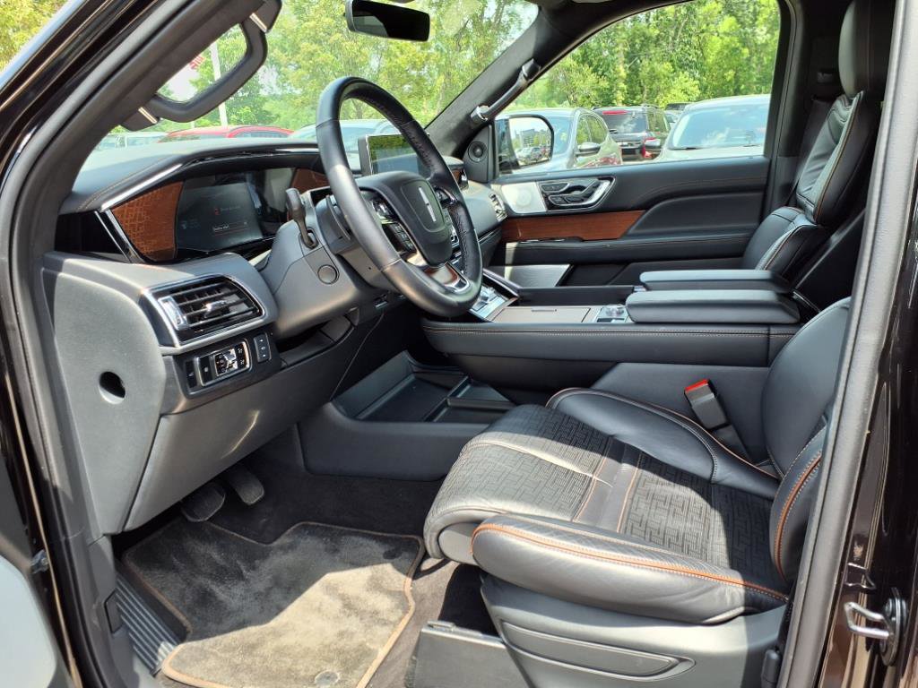 Used 2024 Lincoln Navigator Black Label image 11