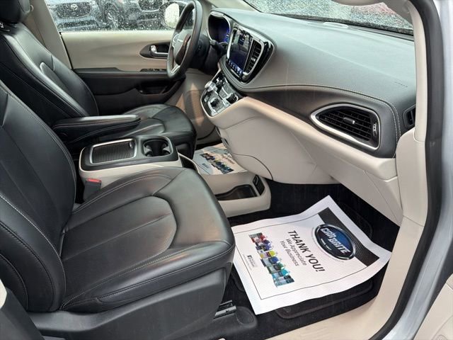 Used 2023 Chrysler Pacifica Touring-L FWD image 32