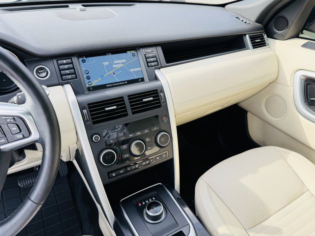 Used 2018 Land Rover Discovery Sport HSE Luxury image 12