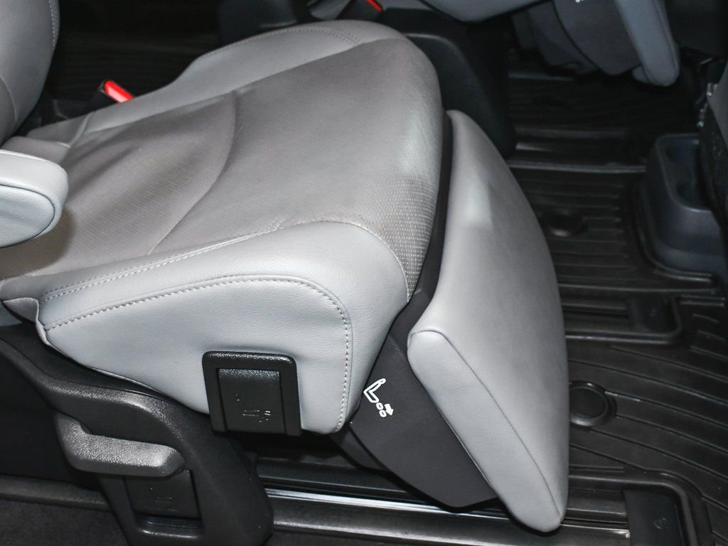 Used 2023 Toyota Sienna Limited image 57