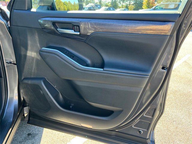 Used 2024 Toyota Highlander Platinum image 14