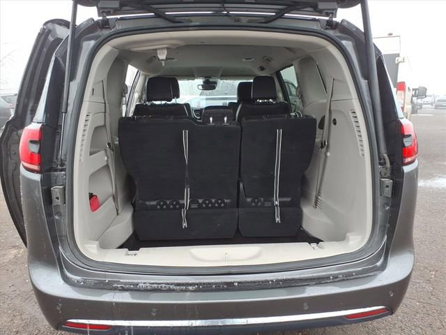 Used 2023 Chrysler Pacifica Touring-L FWD image 14