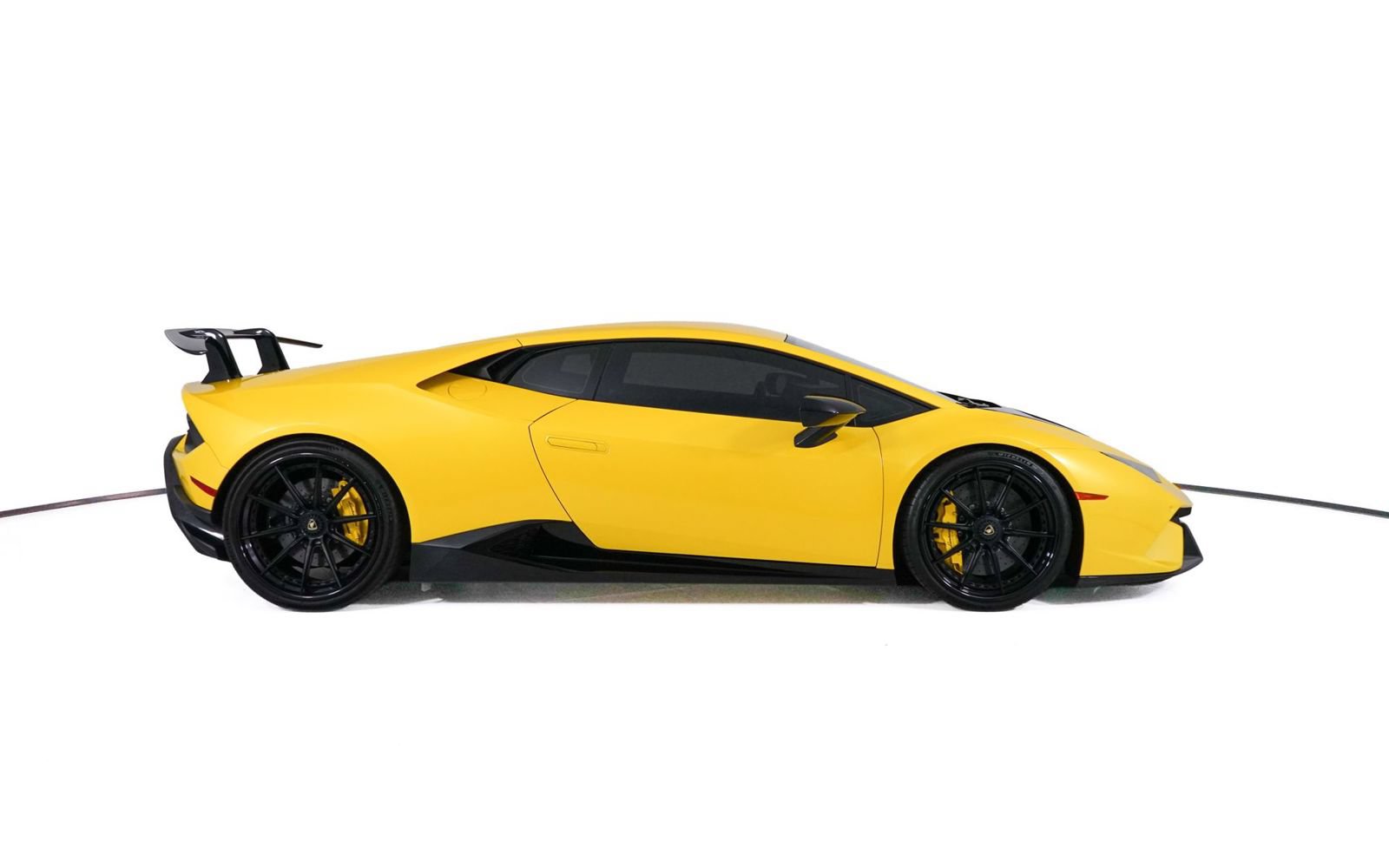 Used 2018 Lamborghini Huracan Performante AWD/4WD image 8