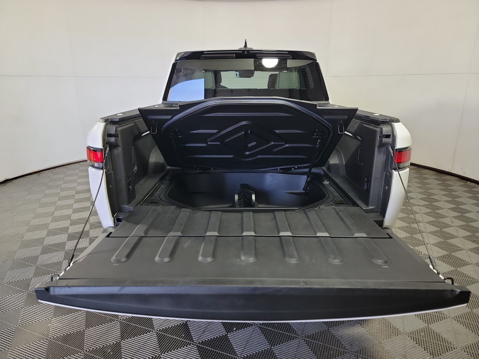 Used 2024 Rivian R1T Adventure AWD/4WD image 15