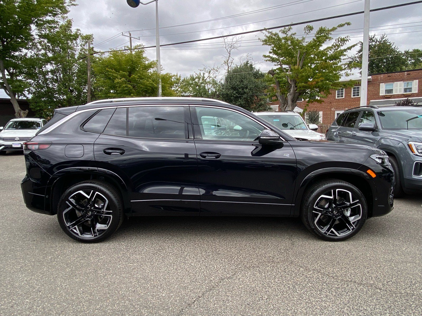 New 2026 Volkswagen Tiguan SEL R-Line AWD/4WD image 2