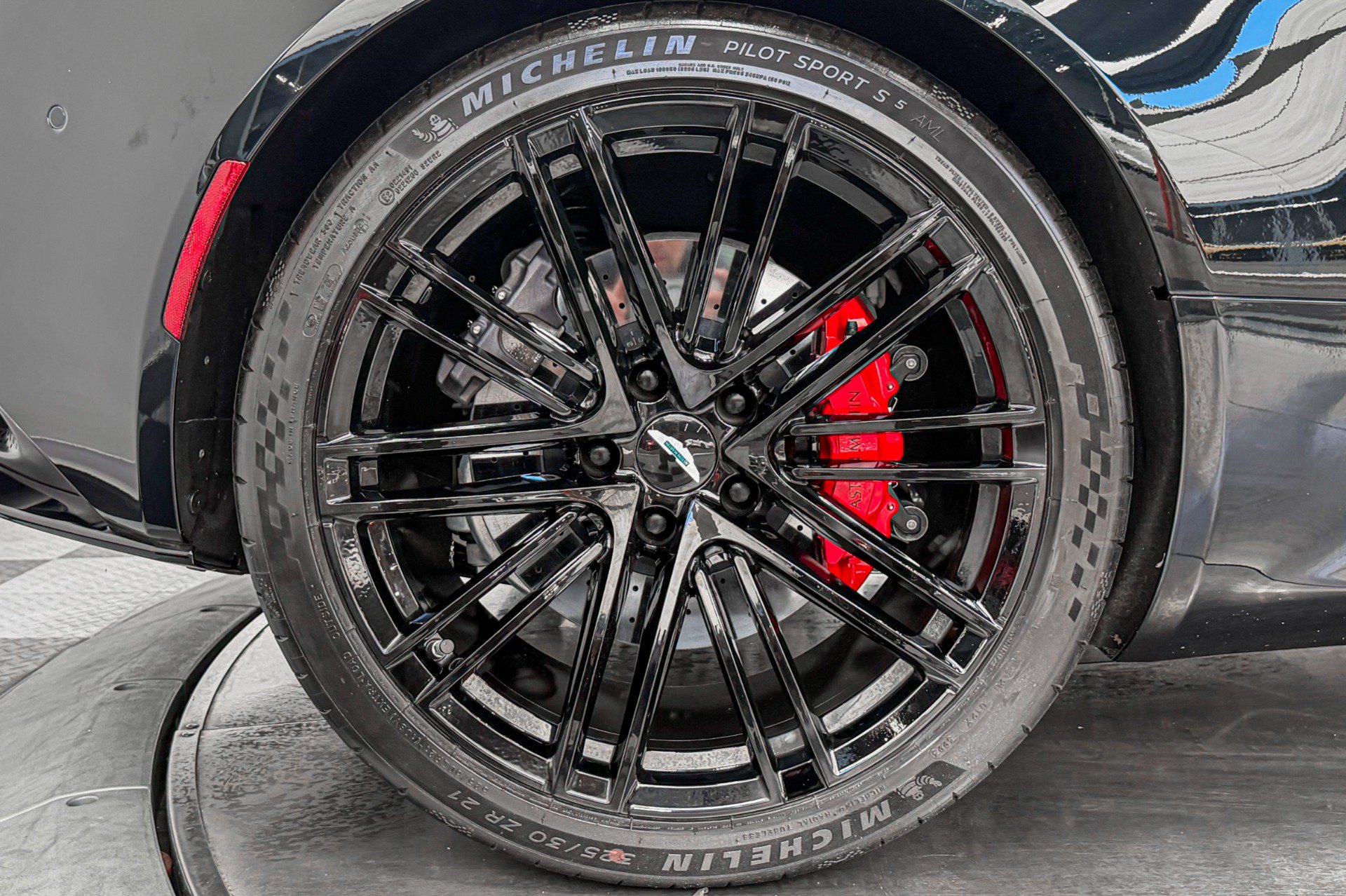Used 2024 Aston Martin DB12 Coupe RWD image 30