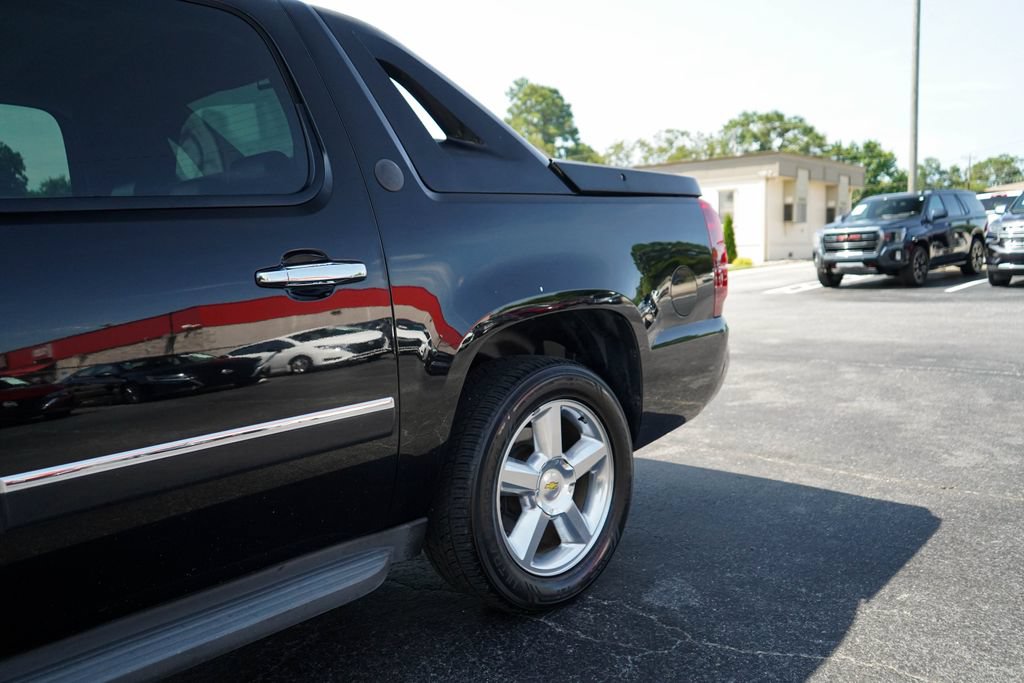 Used 2013 Chevrolet Avalanche LTZ RWD image 22
