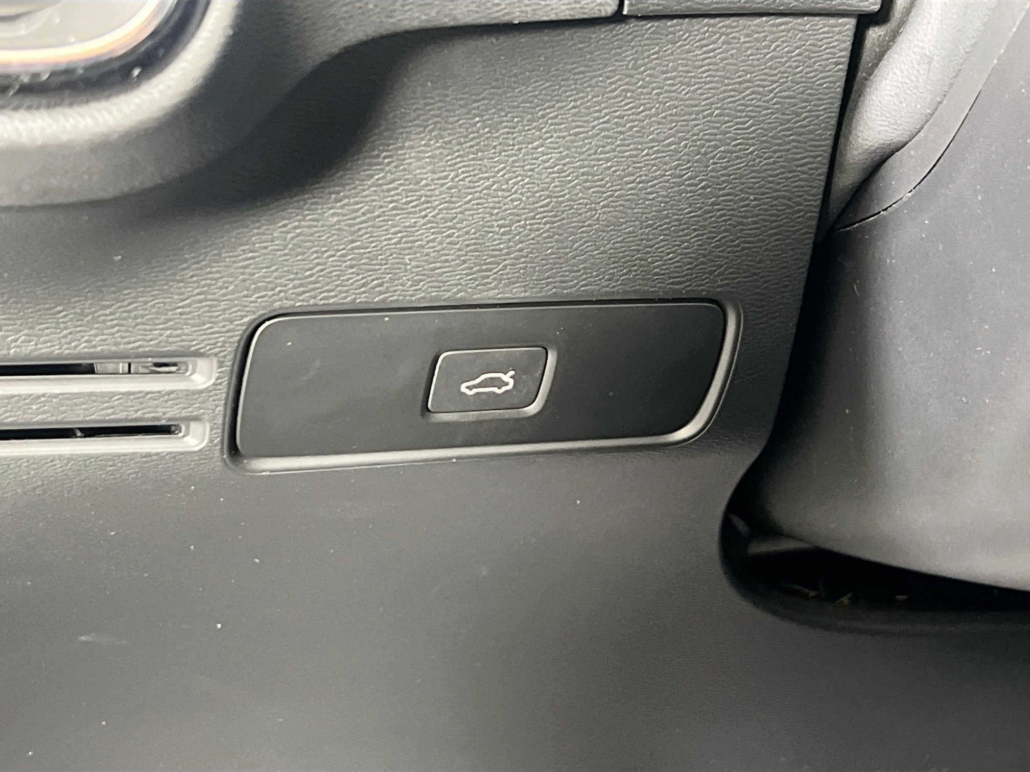 Used 2023 Volvo XC40 B5 Core w/ Climate Package image 10