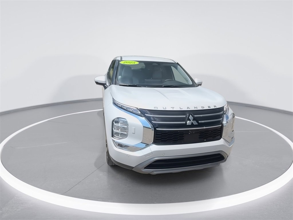 New 2025 Mitsubishi Outlander SE image 3