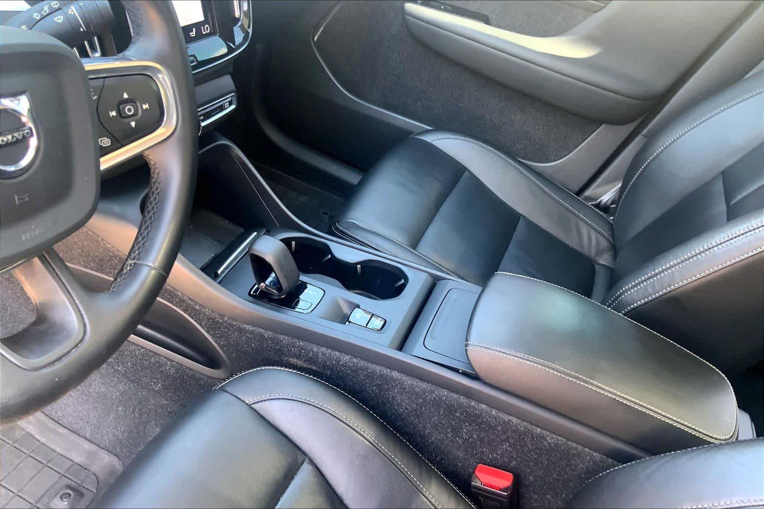 Used 2022 Volvo XC40 T5 Momentum AWD/4WD image 16