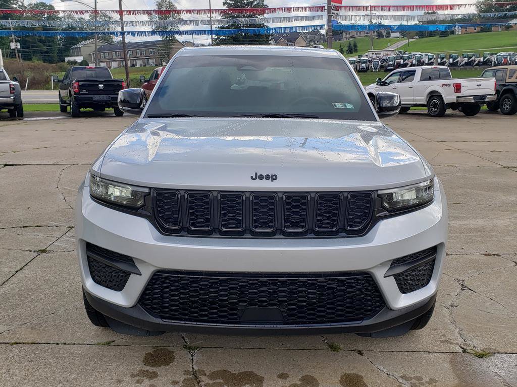 Used 2023 Jeep Grand Cherokee Altitude AWD/4WD image 8