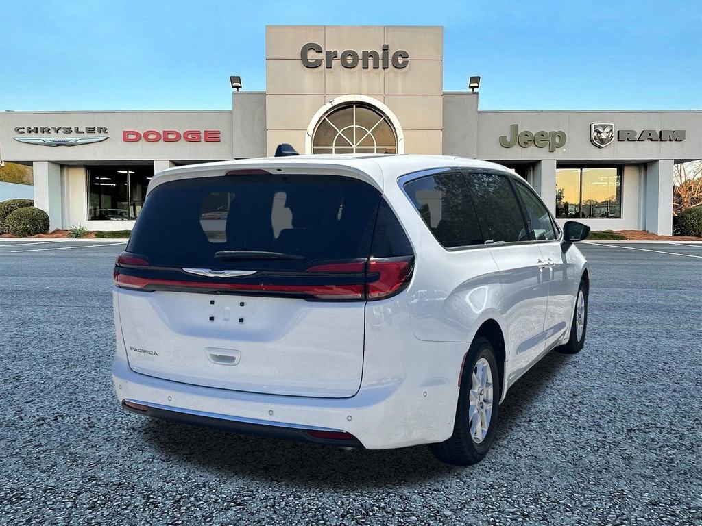Used 2023 Chrysler Pacifica Touring-L FWD image 3