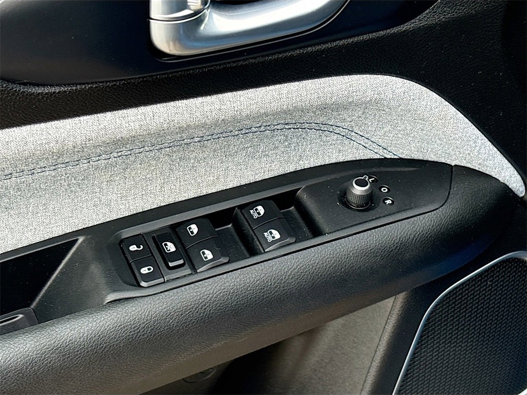 Used 2024 Jeep Compass Sport image 17