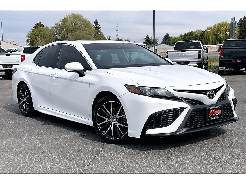 Used 2022 Toyota Camry SE w/ Cold Weather Package AWD/4WD image 2