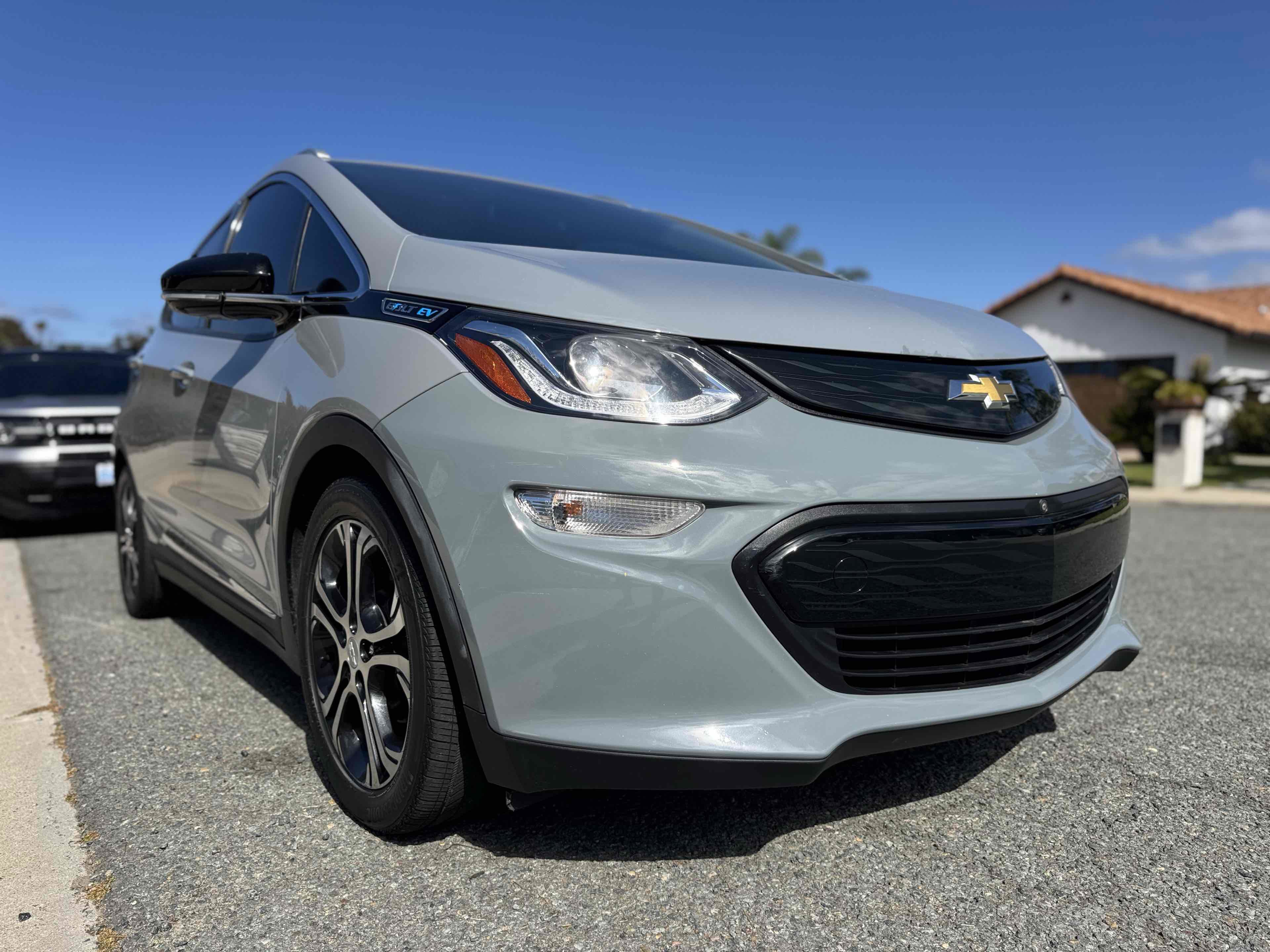 Used 2019 Chevrolet Bolt Premier w/ Infotainment Package FWD image 4