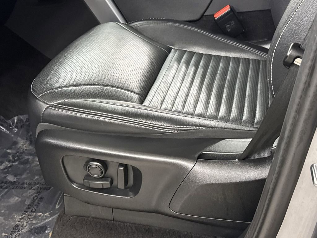 Used 2024 Land Rover Discovery S image 18