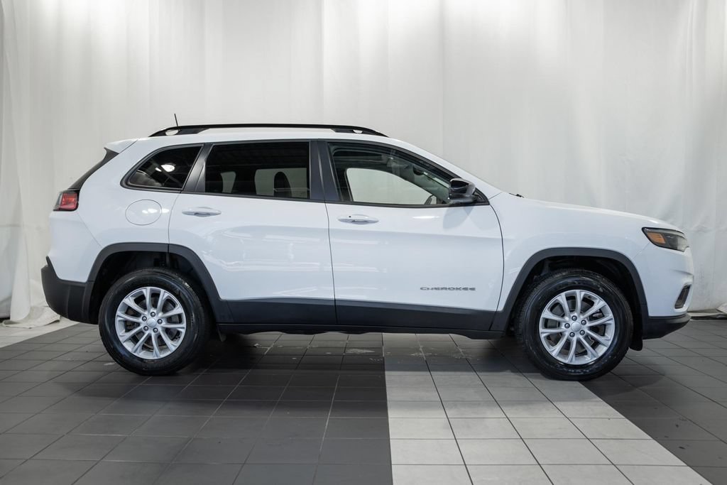 Certified 2022 Jeep Cherokee Latitude Lux w/ Sun & Sound Group AWD/4WD image 3