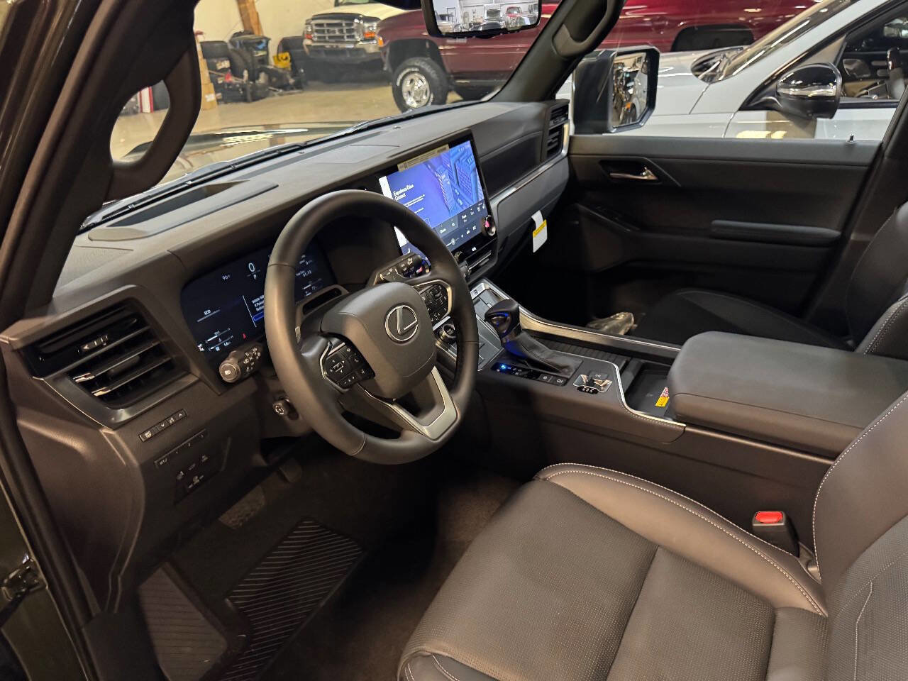 Used 2025 Lexus GX 550 w/ Accessory Package (2T) AWD/4WD image 36