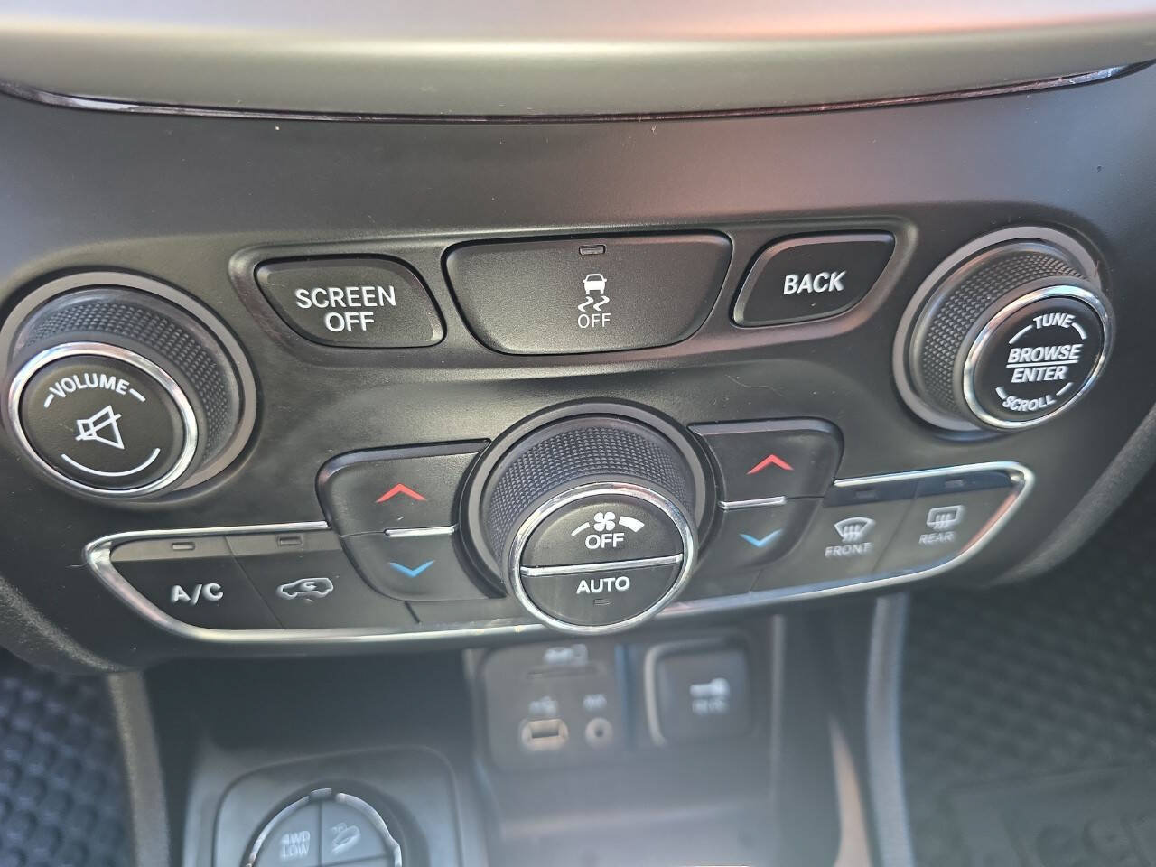 Used 2014 Jeep Cherokee Trailhawk w/ Comfort/Convenience Group AWD/4WD image 27