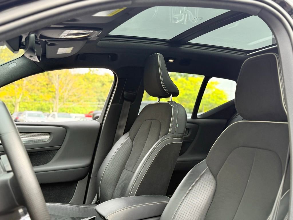 Used 2021 Volvo XC40 P8 Recharge w/ Advanced Package image 16