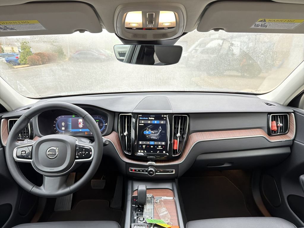 Used 2023 Volvo XC60 T8 Plus image 27