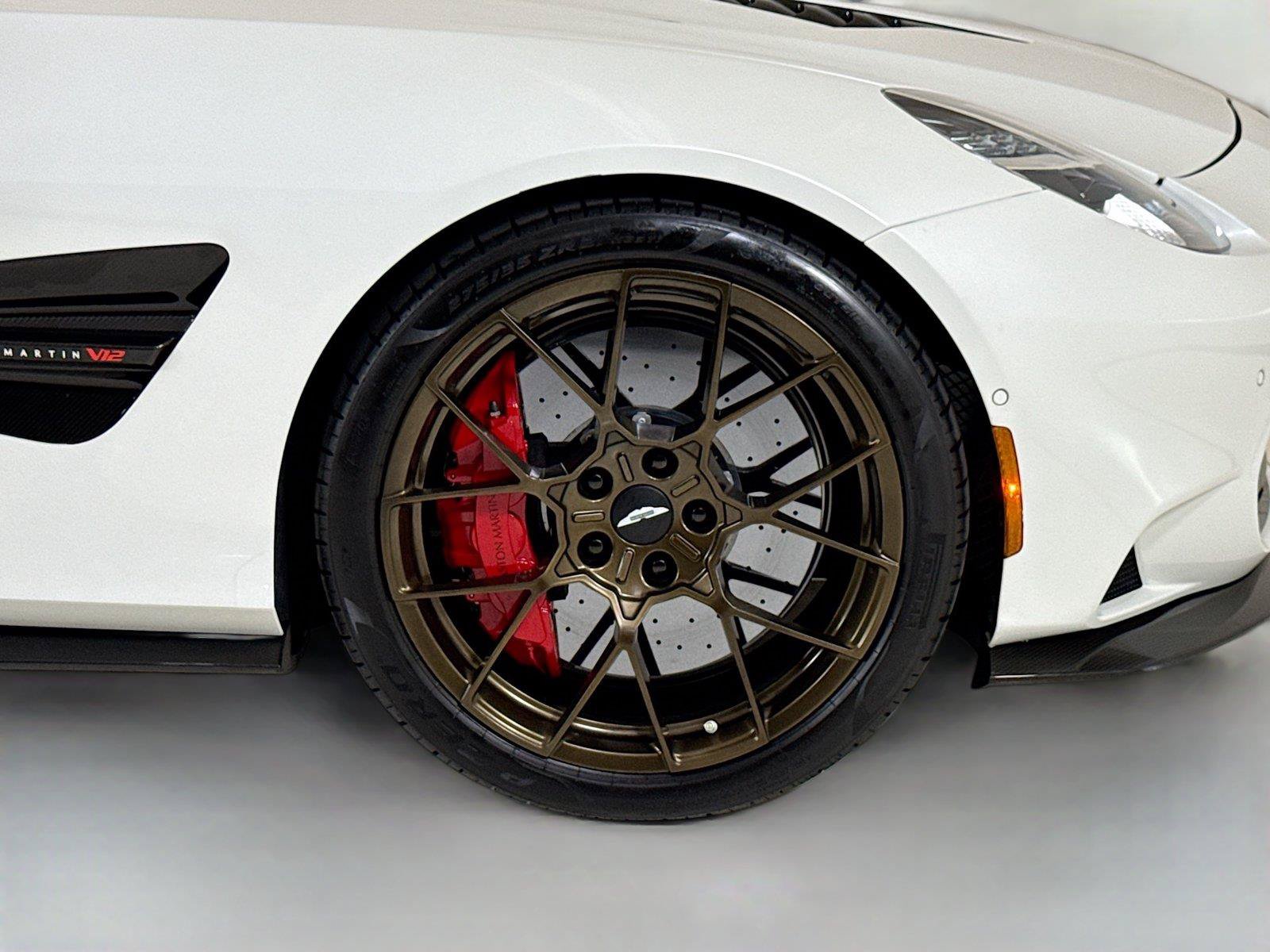 Used 2025 Aston Martin Vanquish RWD image 37