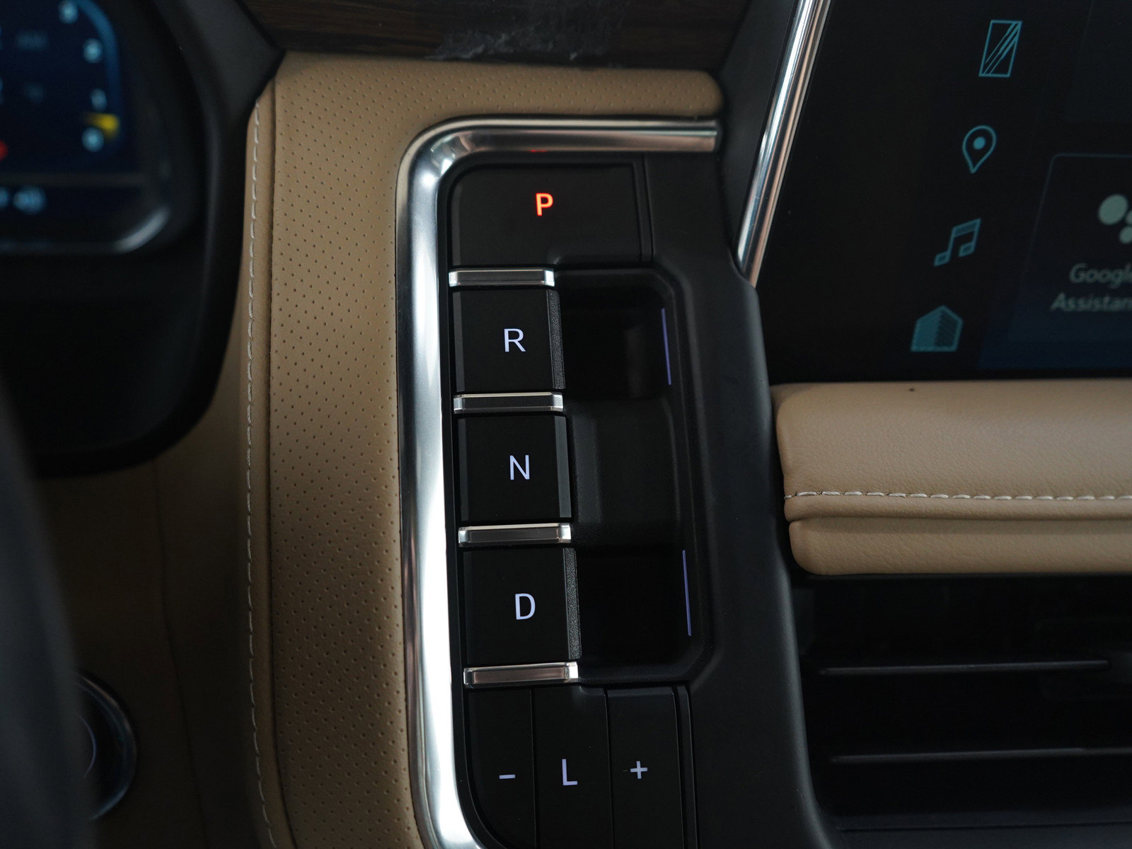 Used 2023 Chevrolet Suburban Premier w/ Advanced Technology Package AWD/4WD image 29
