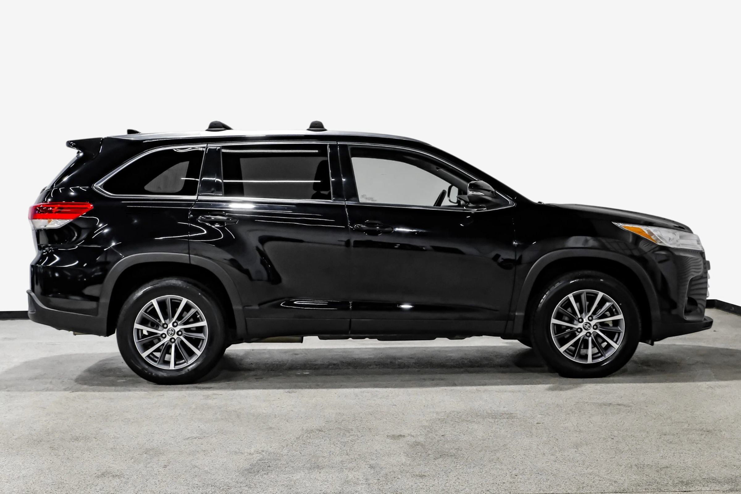 Used 2019 Toyota Highlander XLE FWD image 5