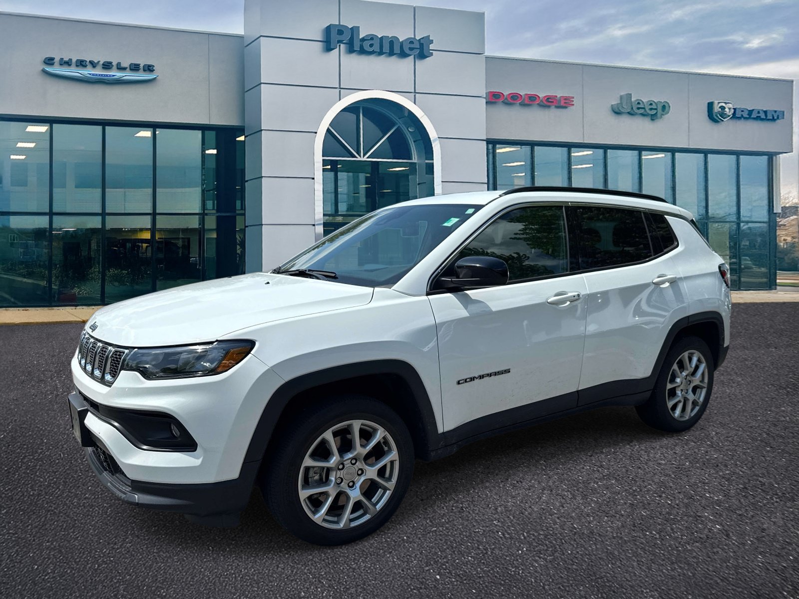 Used 2023 Jeep Compass Latitude AWD/4WD image 4