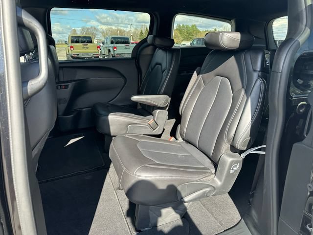 Used 2025 Chrysler Pacifica Select FWD image 10