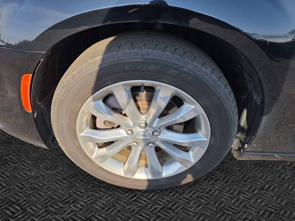 Used 2018 Chrysler 300 Limited image 11