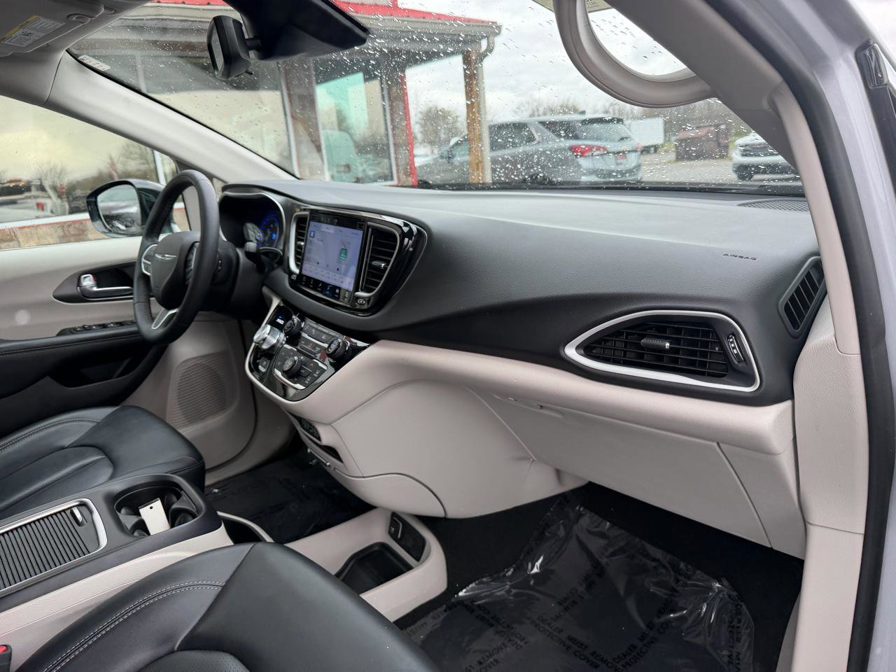 Used 2024 Chrysler Pacifica Touring-L image 23